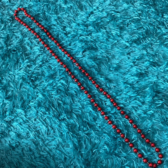 Red plastic spherical beads necklace - Picture 4 of 6